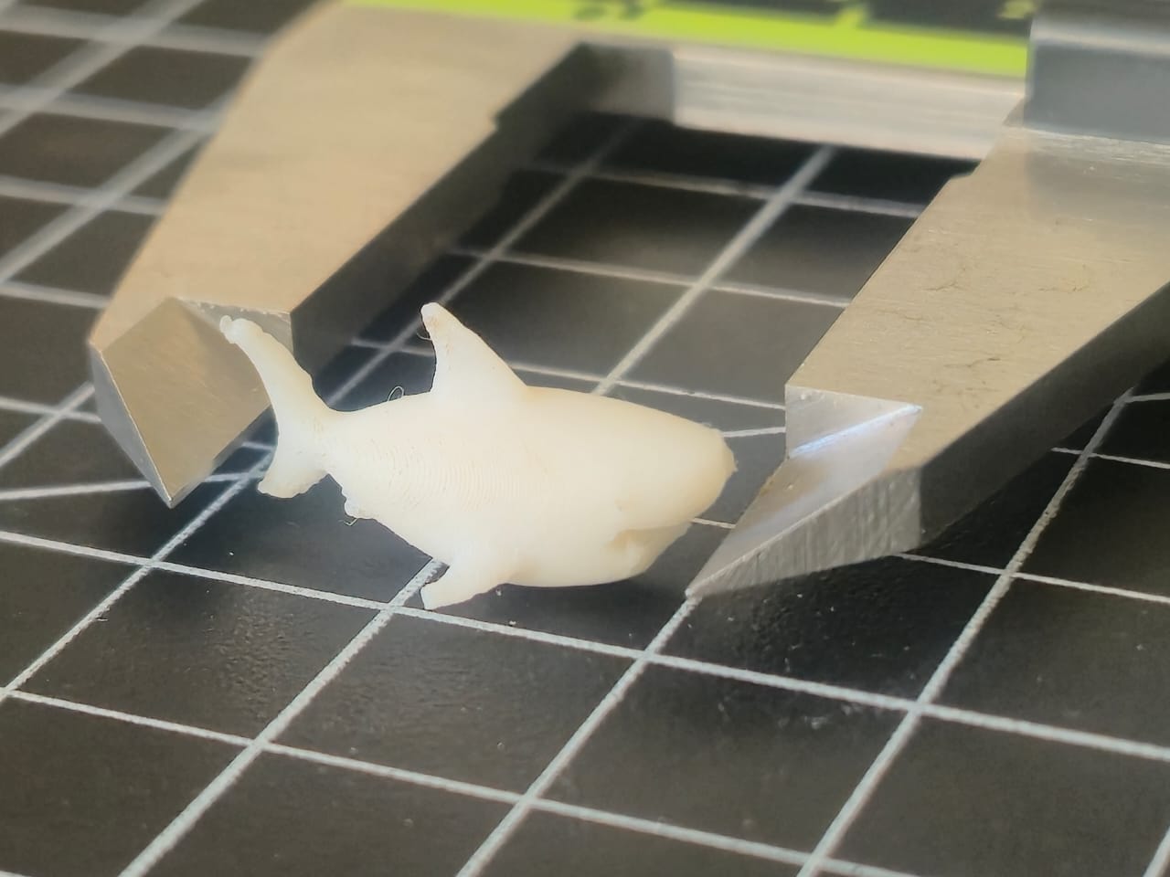 Micropeça decorativa em formato de tubarão produzida pela BBE 3D