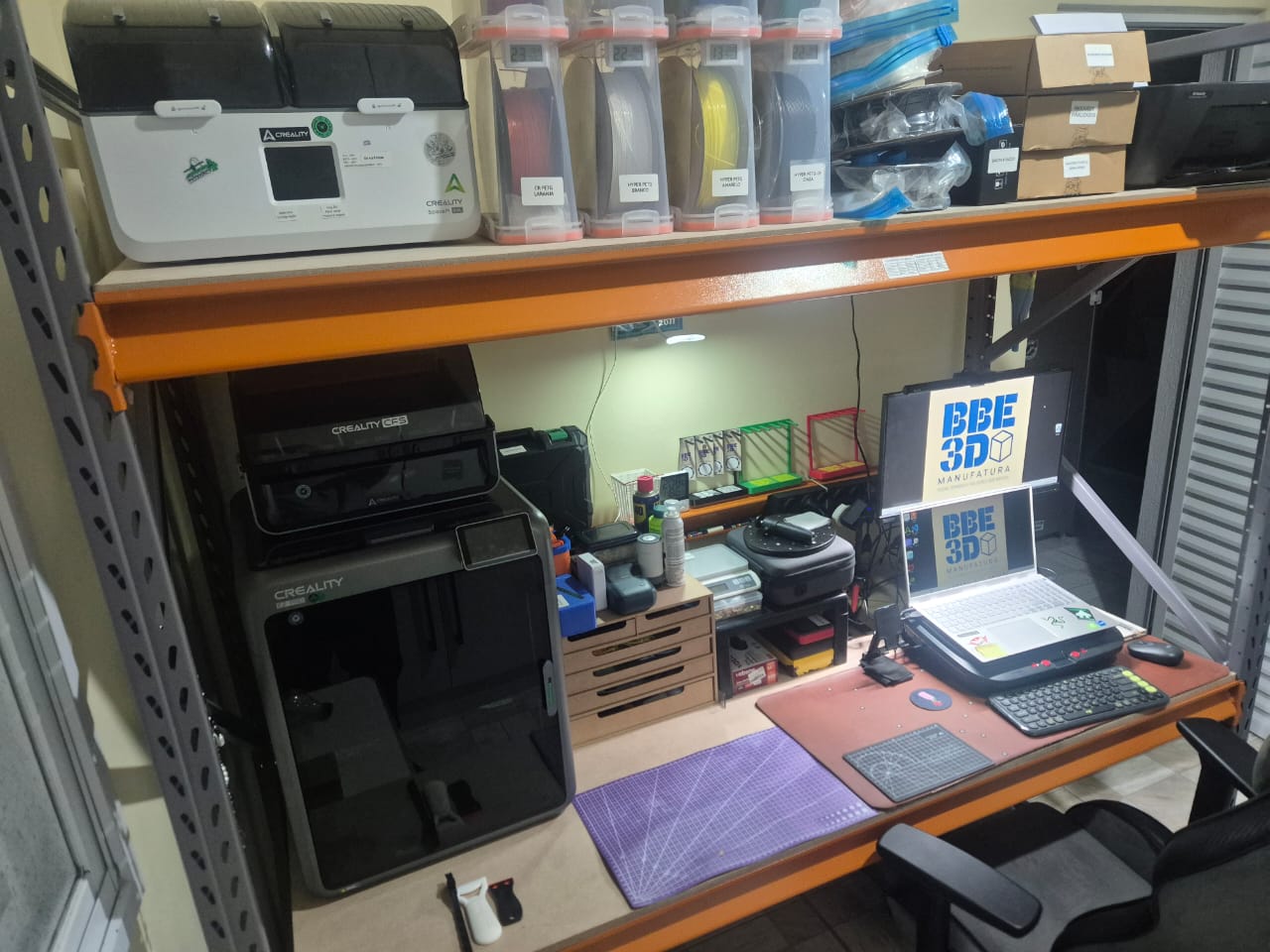 Infraestrutura principal da BBE 3D com bancada, scanner, K2 Pro Combo e materiais