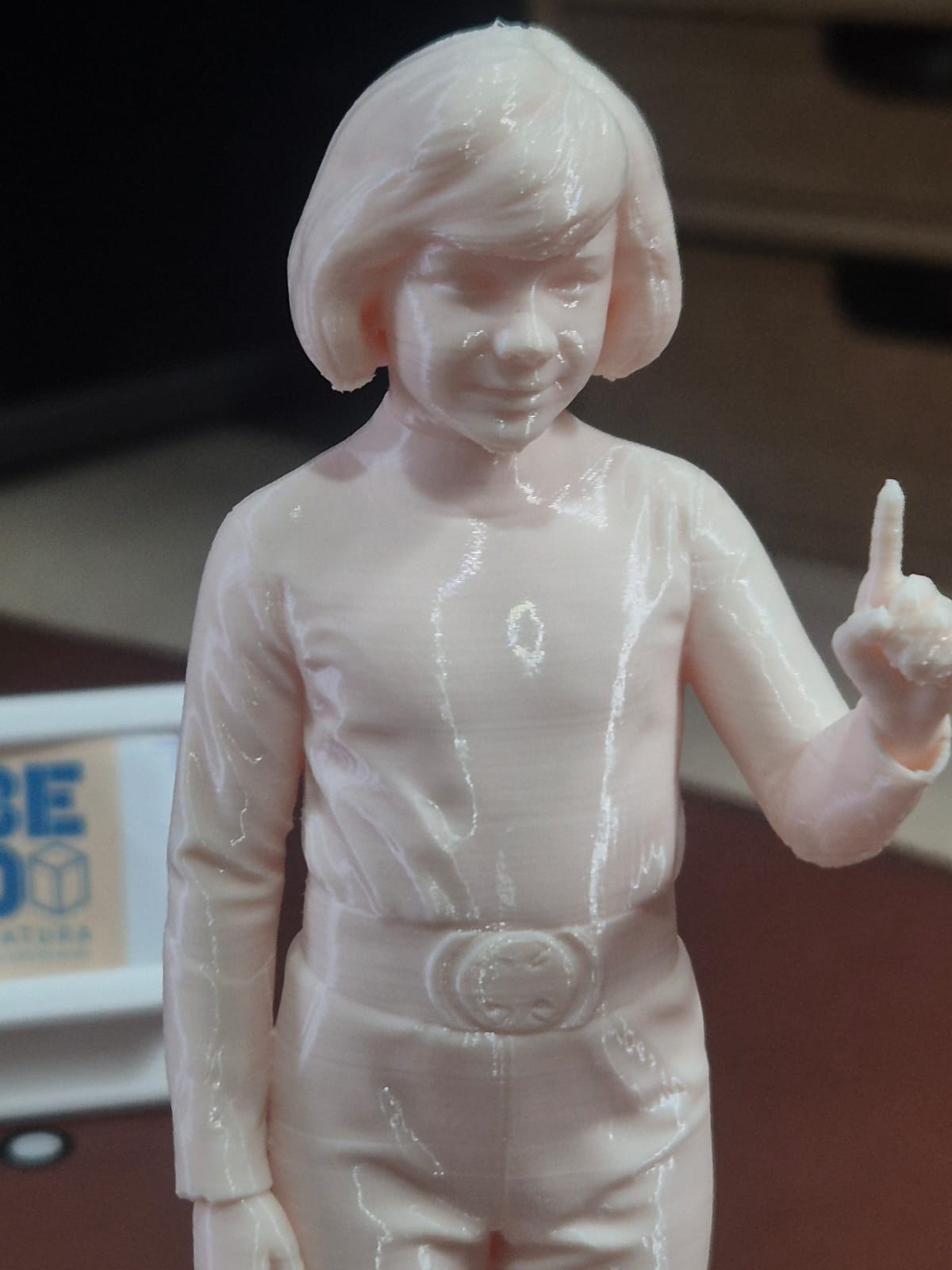 Detalhe de miniatura feminina personalizada sem pintura
