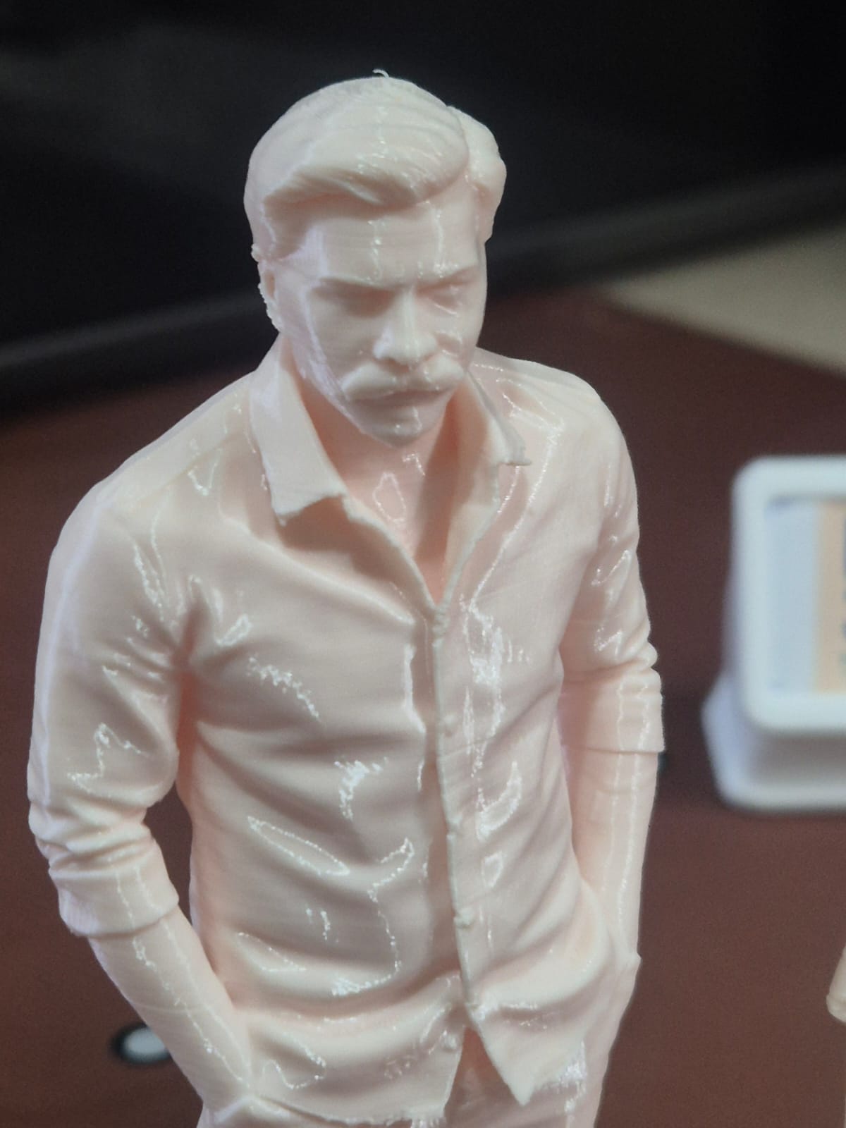 Detalhe de miniatura masculina personalizada sem pintura
