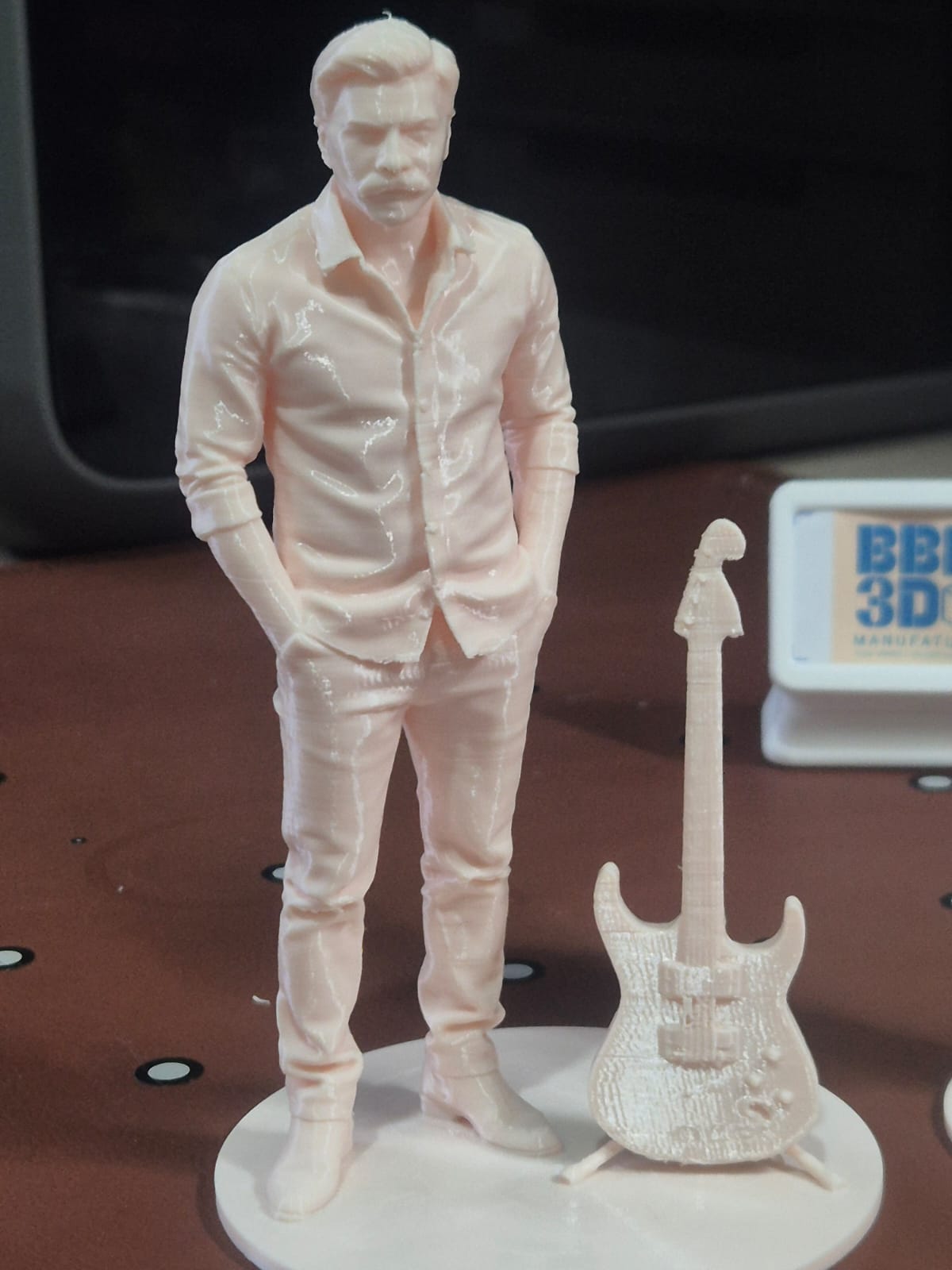 Miniatura masculina personalizada com guitarra