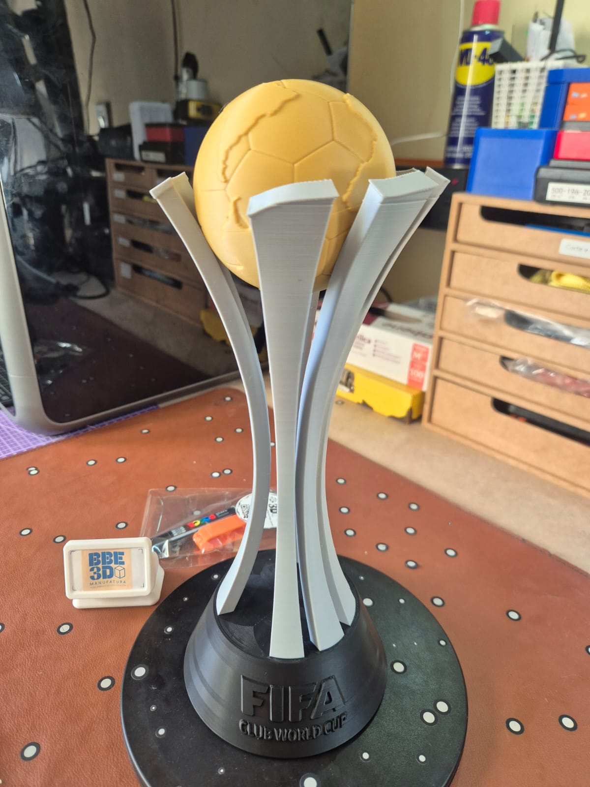 Troféu temático finalizado - vista frontal